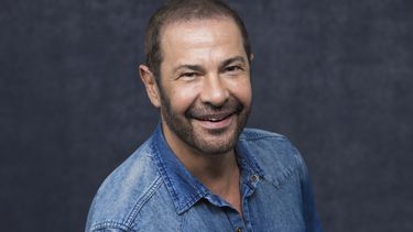 Ricardo Rojas posa para un retrato para promocionar la serie And Just Like That... el lunes 29 de mayo de 2023 en Los Ángeles. Rojas, estilista de celebridades como Donatella Versace, Cher y Mariah Carey, aparecerá en dos episodios de la serie de HBO. (Foto Willy Sanjuan/Invision/AP)