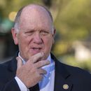 El zar fronterizo de la Casa Blanca, Tom Homan, habla con los reporteros en la Casa Blanca, el lunes 8 de septiembre de 2025, en Washington. (AP Foto/Alex Brandon)
