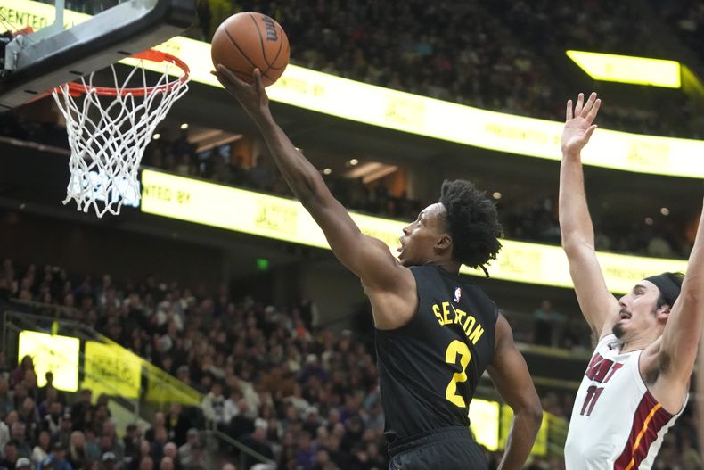 Collin Sexton, base del Jazz de Utah, encesta frente al mexicano Jaime Jáquez Jr., del Heat de Miami, en el partido del sábado 30 de diciembre de 2023 (AP Foto/Rick Bowmer)
