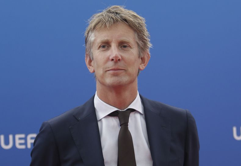ARCHIVO - Edwin Van der Sar, exportero de Ajax y Manchester United llega al sorteo de la Liga de Campeones de la UEFA en el Foro Grimaldi, en Mónaco, el 30 de agosto de 2018. (AP Foto/Claude Paris, Archivo)