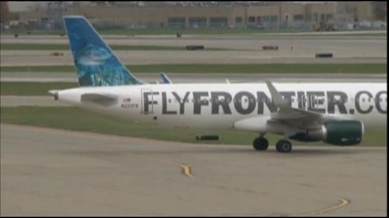 El avión en que viajó la contagiada fue utilizado por cinco vuelos adicionales, incluyendo una parada en Fort Lauderdale, antes de ser puesto fuera de servicio.