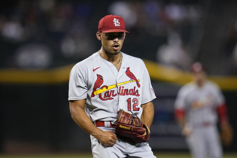 En foto del 24 de julio del 2023, el relevista de los Cardenales de San Luis Jordan Hicks celebra el último out en la novena entrada del juego ante los Diamondbacks de Arizona. El domingo 30 julio del 2023 Hicks es enviado a los Azulejos de Toronto. (AP Foto/Ross D. Franklin)