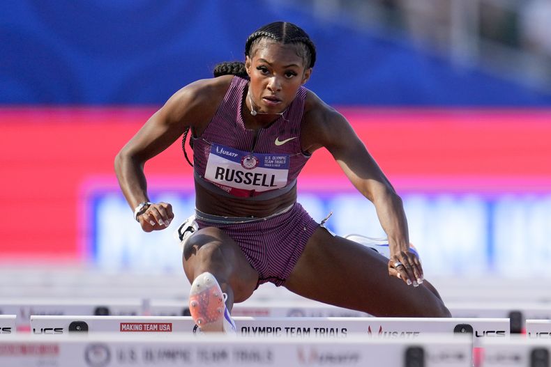 ARCHIVO - Masai Russell gana una eliminatoria de 100 metros con vallas durante el preolímpico estadounidense, el viernes 28 de junio de 2024, en Eugene, Oregon (AP Foto/George Walker IV, archivo)
