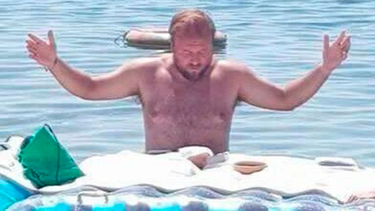 polemica en italia: un sacerdote celebro una misa en el mar y uso un colchon inflable como altar