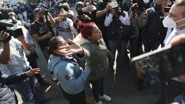 Familias lloran a víctimas del accidente en metro de México