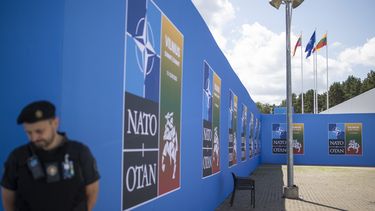 Un guardia de seguridad afuera de la sede donde en un par de días será la cumbre de la OTAN en Vilna, Lituania, el domingo 9 de julio de 2023. (Foto AP/Mindaugas Kulbis)