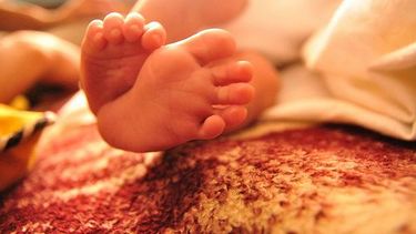 americateve | Muchas cubanas prefieren no salir embarazadas en la isla o, al menos, retrasar lo más que puedan ese momento. Una de las principales causas son las severas carencias económicas para criar a un niño en Cuba.