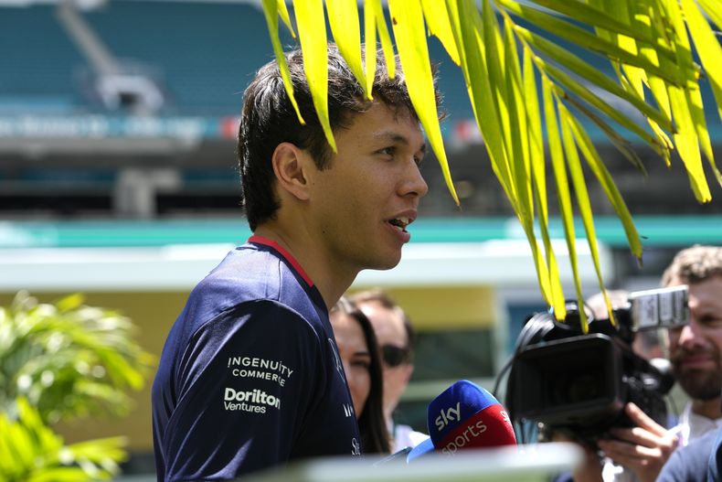 El piloto de Williams Alexander Albon charla con periodistas previo al Gran Premio de Miami de la Fórmula Uno, el 2 de mayo de 2024, en Miami Gardens, Florida. (AP Foto/Lynne Sladky)
