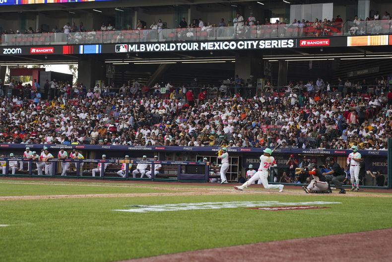 ARCHIVO - Juan Soto de los Padres de San Diego conecta un jonrón ante los Gigantes de San Francisco, el 29 de abril de 2023 en el estadio Alfredo Harp Helú de la Ciudad de México. (AP Foto/Fernando Llano)