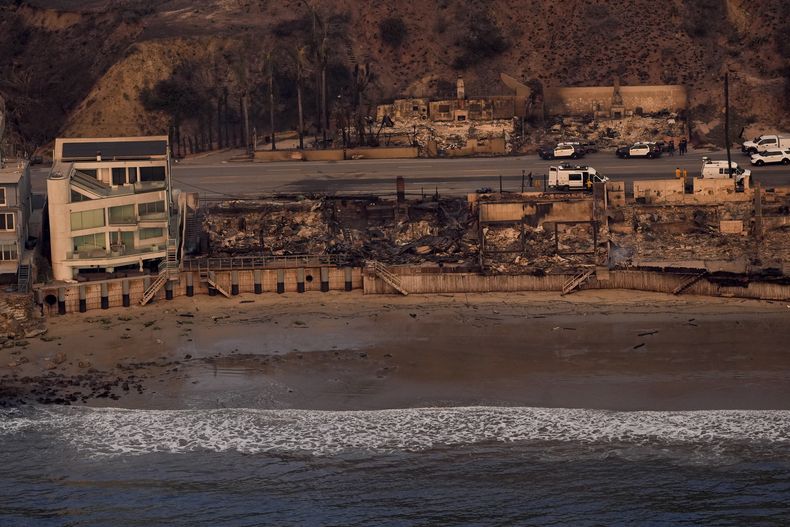 Residencias en la playa destruidas el jueves 9 de enero de 2025 luego de un incendio que arrasó Malibú, California. (AP Foto/Mark J. Terrill)
