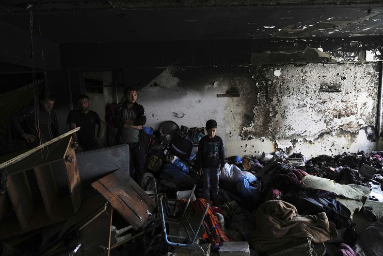 Palestinos inspeccionan un edificio de la ONU golpeado por un ataque israelí en Jabaliya, en el norte de la Franja de Gaza, el miércoles 2 de abril de 2025. (AP Foto/Jehad Alshrafi)