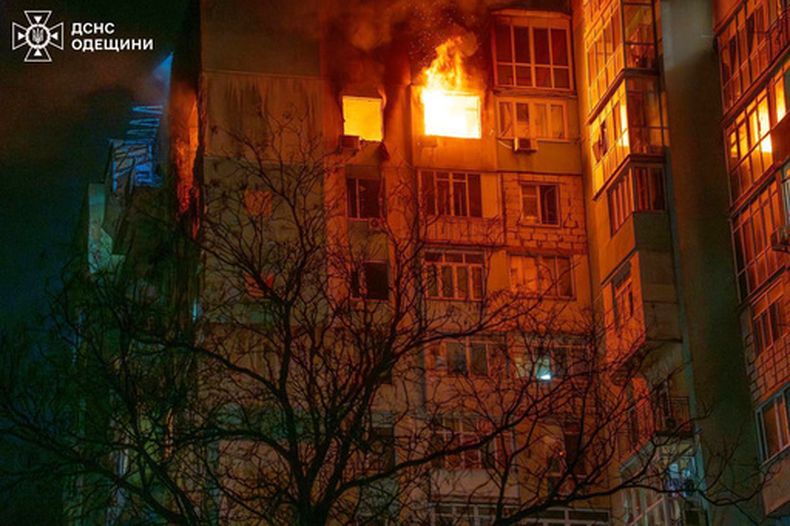 En esta fotografía facilitada por el Servicio de Emergencias de Ucrania, se observa un incendio en una torre residencial tras un ataque con drones rusos en Odesa, Ucrania, el viernes 1 de mayo de 2026. (Servicio de Emergencias de Ucrania vía AP)