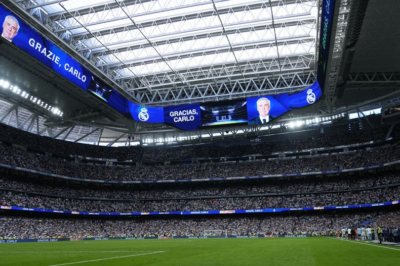 El estadio Santiago Bernabéu despliega un mensaje de homenaje al técnico Carlo Ancelotti tras el partido del Real Madrid contra la Real Sociedad, el sábado 24 de mayo de 2025, en Madrid. (AP Foto/César Cebolla)