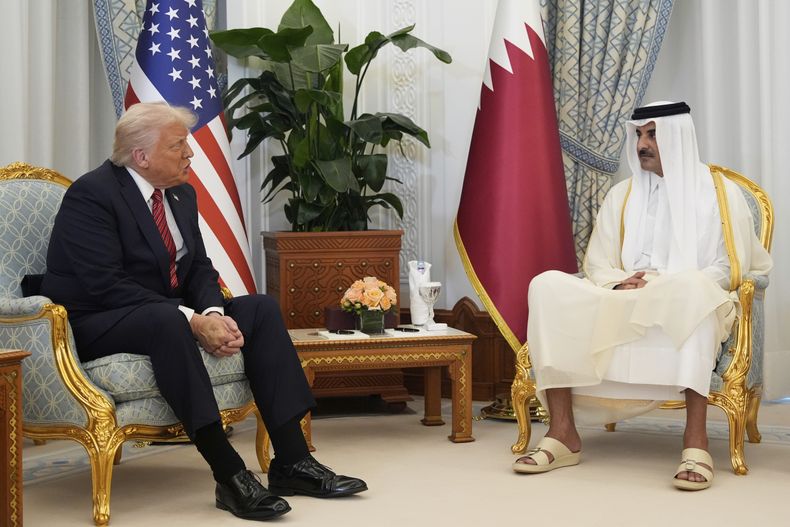 El presidente estadounidense Donald Trump y el emir de Qatar Sheikh Tamim bin Hamad Al Thani en Doha, Qatar, el 14 de mayo del 2025. (AP foto/Alex Brandon)