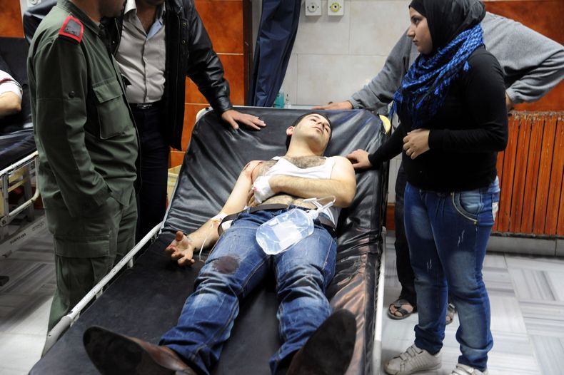 Imagen tomada por la agencia de noticias siria SANA muestra a un hombre herido durante el ataque con morteros a la hist&oacute;rica mezquita de Umayyad, en Damasco el viernes 29 de noviembre de 2013. (Foto de AP/SANA)