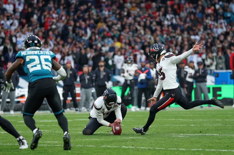 El pateador de los Texans de Houston Kaimi Fairbairn anota el gol de campo de la victoria ante los Jaguars de Jacksonville en el Estadio de Wembley en Londres el domingo 18 de octubre del 2026. (AP Foto/Ian Walton)