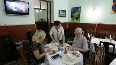 americateve | "El continuo antagonismo proveniente de Washington solo está ayudando a la antigua guardia" del régimen, considera el periódico en su séptimo editorial dedicado al tema.