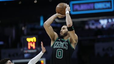 Tatum anota 51 y Celtics vencen a Hornets