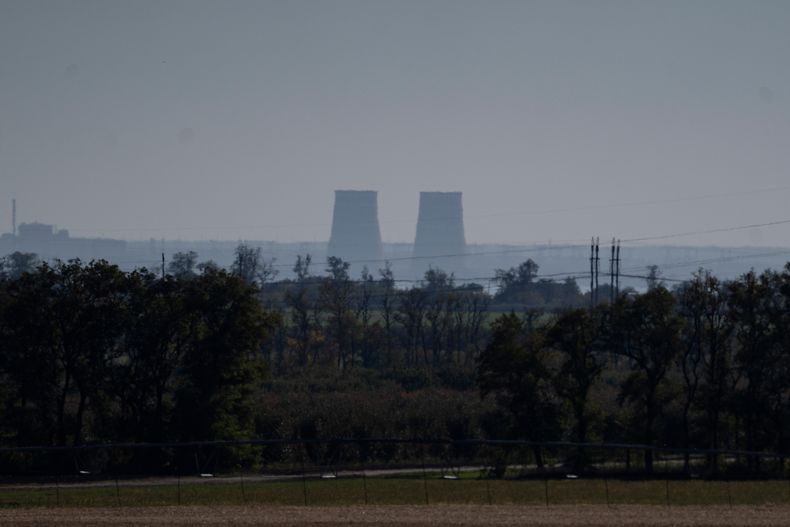 ARCHIVO - La central nuclear de Zaporiyia se observa a unos 20 kilómetros de distancia en un área de la región de Dnipropetrovsk, Ucrania, el lunes 17 de octubre de 2022. (Foto AP/Leo Correa, archivo)