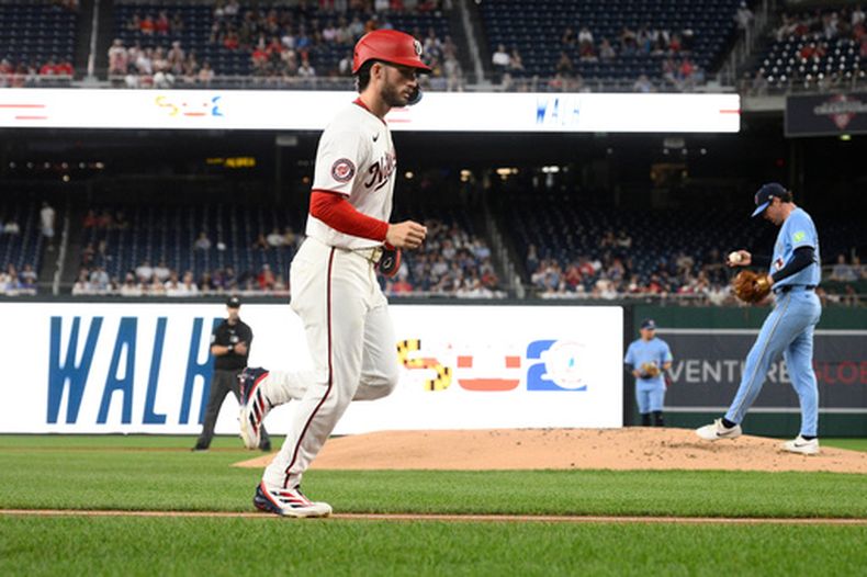 Dylan Crews, de los Nacionales de Washington, avanza a home gracias a un boleto otorgado por Shane Bieber, de los Azulejos de Toronto, el martes 28 de julio de 2026 (AP Foto/Nick Wass)