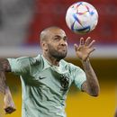 ARCHIVO - El zaguero brasileño Dani Alves durante un entrenamiento de la Copa Mundial en Doha, Qatar, el 4 de diciembre de 2022. (AP Foto/Andre Penner)
