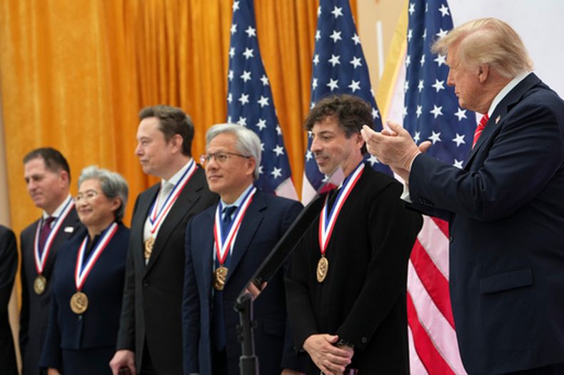 El presidente Donald Trump (der) aplaude al lado de Sergey Brin, cofundador de Google; Jensen Huang, CEO de Nvidia; Elon Musk; Lisa Su, CEO de Advanced Micro Devices y Michael Dell, CEO de Dell, en una ceremonia en el Instituto de Estados Unidos para la Paz en Washington, el 8 de octubre del 2026. (AP foto/Julia Demaree Nikhinson)