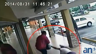 americateve | La policía de Hialeah está buscando a un hombre que asaltó y golpeó a una anciana en un pequeño centro comercial del oeste de la ciudad.