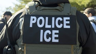 ARCHIVO – Un agente del Servicio de Inmigración y Control de Aduanas (ICE, por sus siglas en inglés) escucha durante una sesión informativa, el 27 de enero de 2025, en Silver Spring, Maryland. (AP Foto/Alex Brandon, Archivo)