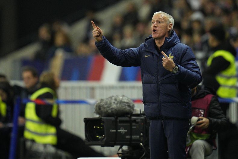El técnico de Francia Didier Deschamps durante el partido contra Gibraltar por las eliminatorias de la Euro 2024, el sábado 18 de noviembre de 2023, en Niza. (AP Foto/Daniel Cole)