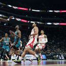 Rockets ganan a Pistons duelo entre los peores de la NBA