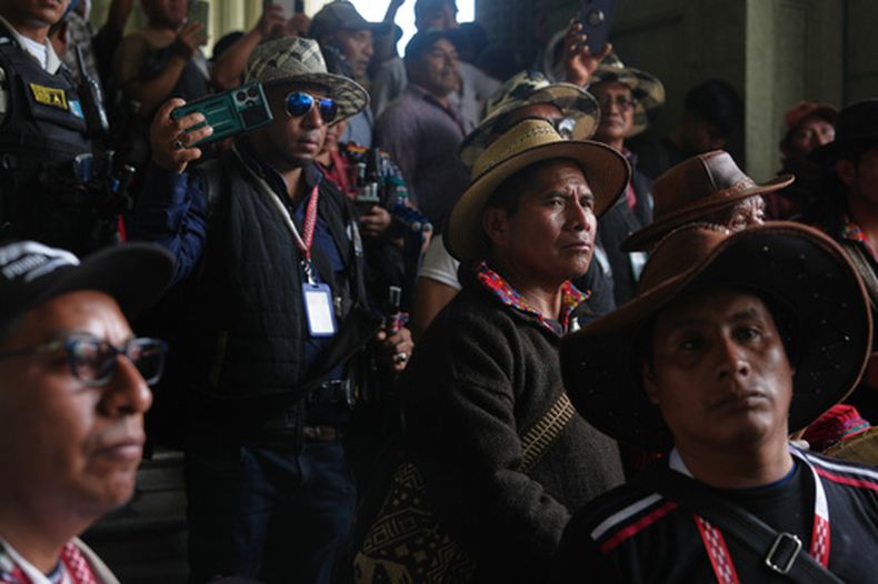 Manifestantes indígenas que se oponen al alza en los precios de los combustibles y exigen subsidios del gobierno esperan fuera de Palacio Nacional con la esperanza de reunirse con el presidente Bernardo Arévalo, el martes 8 de septiembre de 2026, en Ciudad de Guatemala. (AP Foto/Moises Castillo)