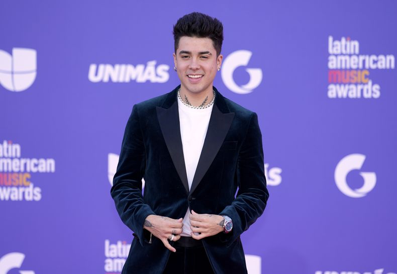 ARCHIVO - Mario Bautista llega a los Latin American Music Awards el 20 de abril de 2023, en la Arena MGM Grand Garden en Las Vegas. Bautista tenía muchas cosas que decir sobre su forma de ver el mundo y encontró la mejor vía en la música regional mexicana que caracteriza su más reciente álbum “Fénix”. (Foto AP/John Locher)