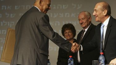 ARCHIVO - El autor israelí nacido en Irak Sami Michael, izquierda, es felicitado por el primer ministro israelí Ehud Olmert, derecha, mientras recibe el Premio Emet en Jerusalén el miércoles, 7 de noviembre de 2007. Michael, un galardonado autor iraquí-israelí que fue conocido por escribir conmovedoramente sobre las minorías oprimidas y los desafíos que enfrentan los judíos de los países árabes, ha fallecido. Tenía 97 años. (Foto AP/Jim Hollander, Pool, archivo)