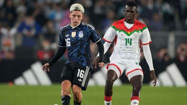 El delantero de Argentina, Gianluca Prestianni, a la izquierda, lleva el balón ante la marca de Donatien Bama, de Burkina Faso, en un amistoso internacional disputado en el estadio Monumental de Buenos Aires, Argentina, Sábado 3 octubre, 2026. (AP Foto/Gustavo Garello)