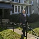 El ex vicepresidente Joe Biden visita su antigua casa en Scranton, Pensilvania, el 23 de octubre de 2019. (Jason Farmer/The Times-Tribune via AP)
