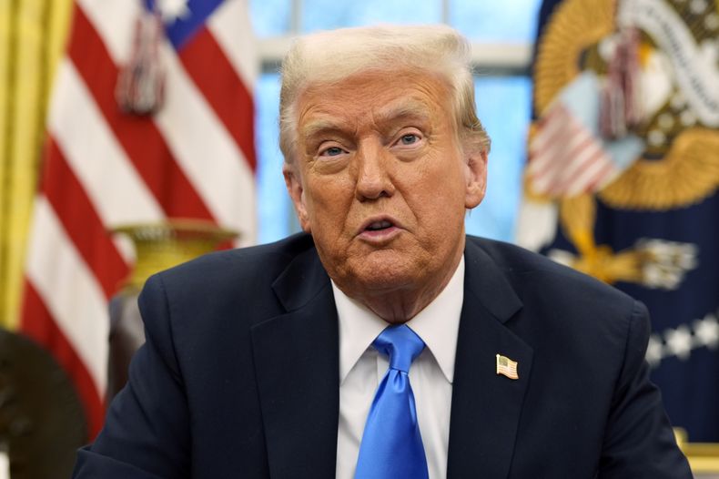 El presidente Donald Trump habla con la prensa mientras firma una orden ejecutiva en el Despacho Oval de la Casa Blanca, el martes 11 de febrero de 2025, en Washington. (AP Foto/Alex Brandon)