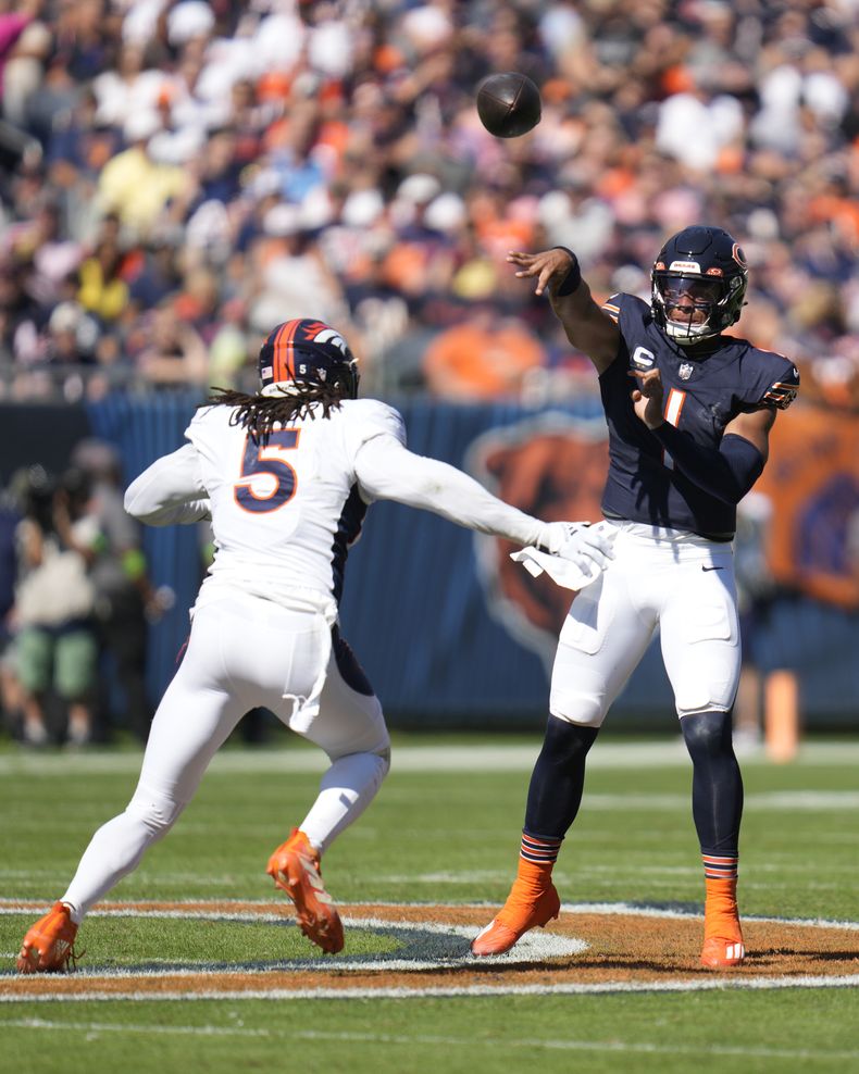 Justin Fields, quarterback de los Bears de Chicago, lanza bajo presión del linebacker de los Broncos de Denver, Randy Gregory, durante la primera mitad del juego de la NFL del domingo 1 de octubre de 2023, en Chicago. Gregory fue negociado por Denver a San Francisco. (AP Foto/Erin Hooley)