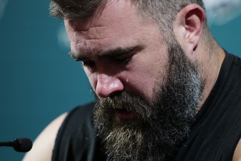 Jason Kelce, de los Eagles de Filadelfia, llora durante la conferencia de prensa en la que anunció su retiro de la NFL después de 13 años en Filadelfia, el lunes 4 de marzo de 2024. (AP Foto/Matt Rourke)