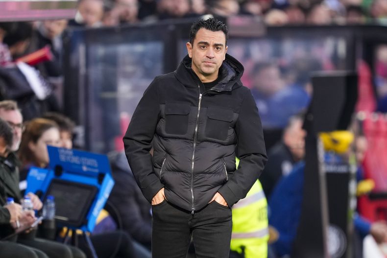 El técnico del Barcelona Xavi Hernández durante el partido contra el Rayo Vallecano por la Liga española, el sábado 25 de noviembre de 2023, en Madrid. (AP Foto/José Bretón)