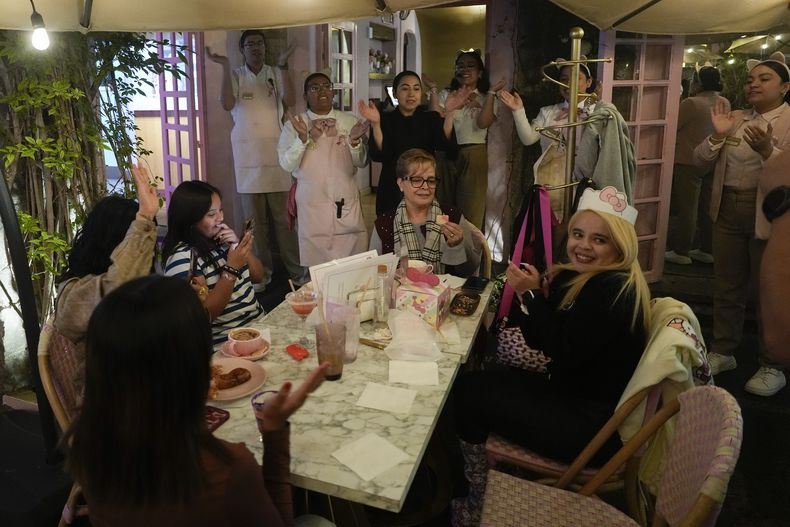 Trabajadores cantan Feliz Cumpleaños a una fan del personaje japonés Hello Kitty en un café con temática de Hello Kitty en la Ciudad de México, el jueves 10 de octubre de 2024. (AP Photo/Eduardo Verdugo)
