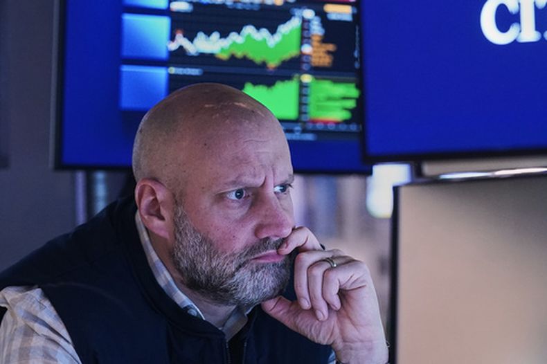 El especialista Meric Greenbaum trabaja en su puesto en la Bolsa de Valores de Nueva York, el lunes 26 de enero de 2026. (AP Foto/Richard Drew)