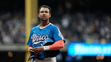 ARCHIVO - Foto del 11 de abril del 2026, Blake Perkins de los Cerveceros de Milwaukee observa en el encuentro ante los Nacionales de Washington. (AP Foto/Aaron Gash, Archivo)