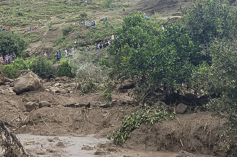 En esta imagen del lunes 1 de septiembre de 2025 proporcionada por el Ejército-Movimiento de Liberación de Sudán, gente reunida en el lugar donde un alud de tierra sepultó el 31 de agosto el pueblo de Tarasin, en las montañas Marrah en el centro de Darfur, Sudán (Ejército-Movimiento de Liberación de Sudán via AP)