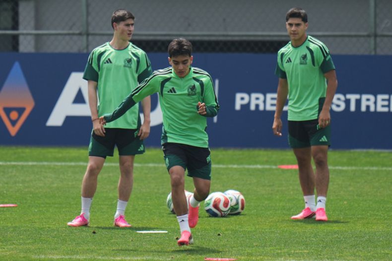 El volante mexicano Gilberto Mora calienta durante un entrenamiento previo al partido contra Ingaterra en los octavos de final del Mundial, el sábado 4 de julio de 2026, en la Ciudad de México. (AP Foto/Eduardo Verdugo)