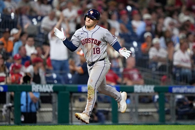Daulton Varsho de los Astros de Houston llega al plato tras conectar un jonrón ante los Filis de Filadelfia, el martes 8 de septiembre de 2026, en Filadelfia. (AP Foto/Matt Slocum)