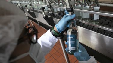 Destilería más importante de Venezuela lucha contra COVID-19