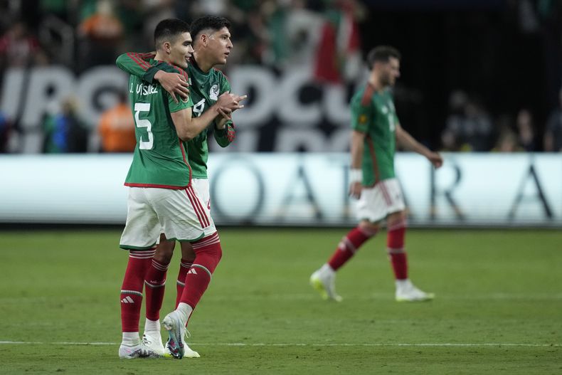 Johan Vázquez (izquierda) y Edson Álvarez, de México se abrazan tras la victoria sobre Jamaica en las semifinales de la Copa de Oro, el miércoles 12 de julio de 2023, en Las Vegas (AP Foto/John Locher)