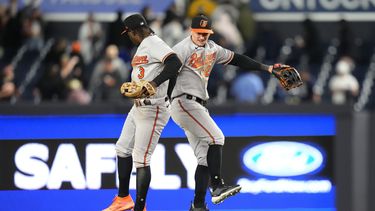 Austin Hays (derecha) y el dominicano Jorge Mateo festejan el triunfo de los Orioles de Baltimore sobre los Yanquis de Nueva York, el miércoles 24 de mayo de 2023 (AP Foto/Frank Franklin II)