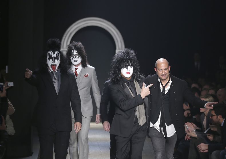 El dise&ntilde;ador John Varvatos, derecha, aparece acompa&ntilde;ado del grupo de rock Kiss mientras recibe un c&aacute;lido aplauso de la audiencia al concluir la presentaci&oacute;n de su colecci&oacute;n oto&ntilde;o-invierno del 2014 durante la Seman