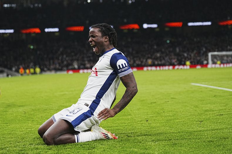 Oyindamola Ajayi del Tottenham celebra tras anotar en el encuentro ante el Elfsborg en la Liga de Europa el jueves 30 de enero del 2025. (AP Foto/Dave Shopland)